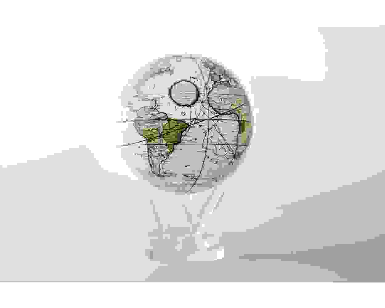 Mova Globe Terrestial White 4,5 Inch w/ Acrylic Base MG-45-WCT