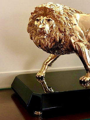 24k Plated Marble Resin Lion Black Lacquered Base