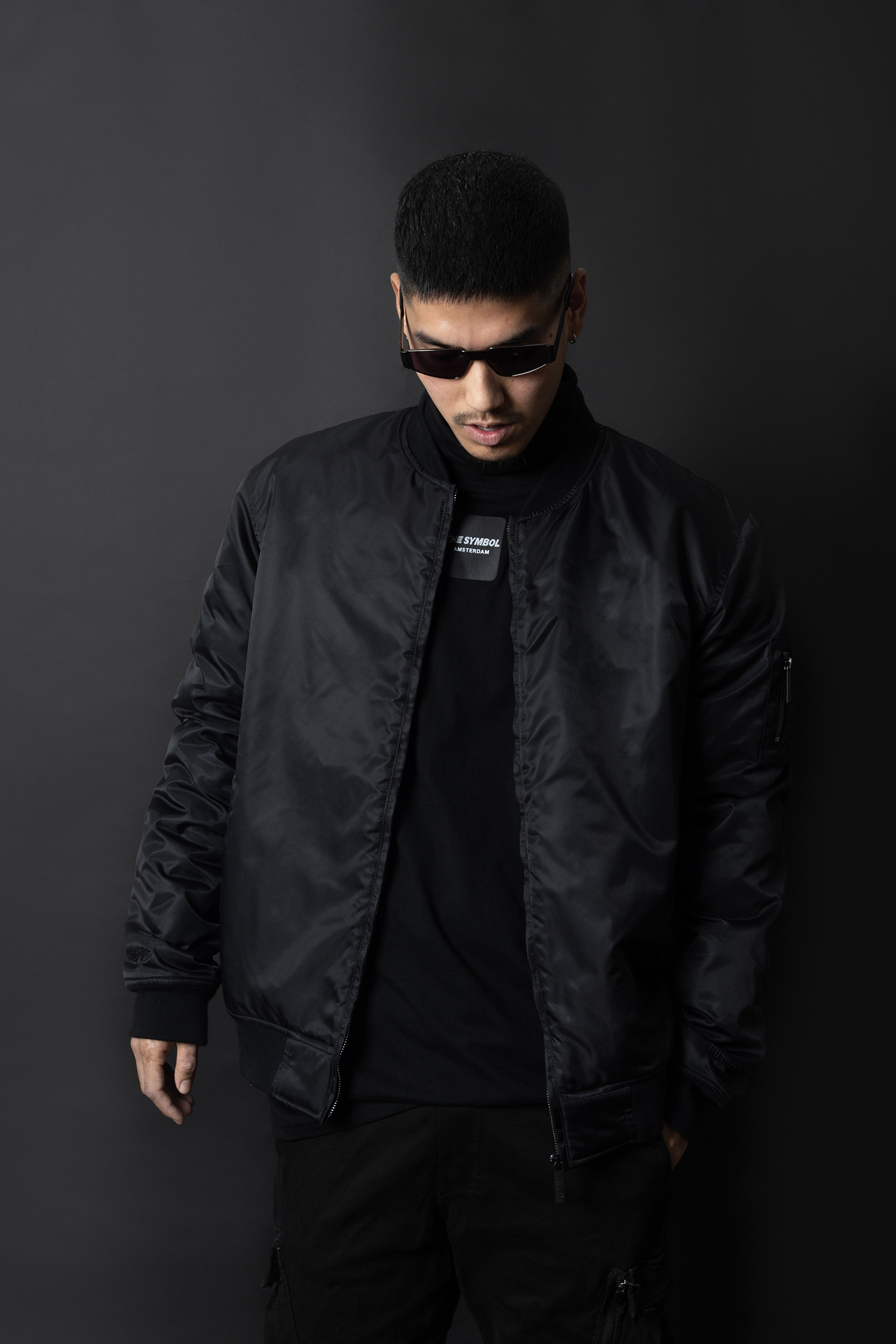 THE SYMBOL Outside Label Logo Turtleneck Black