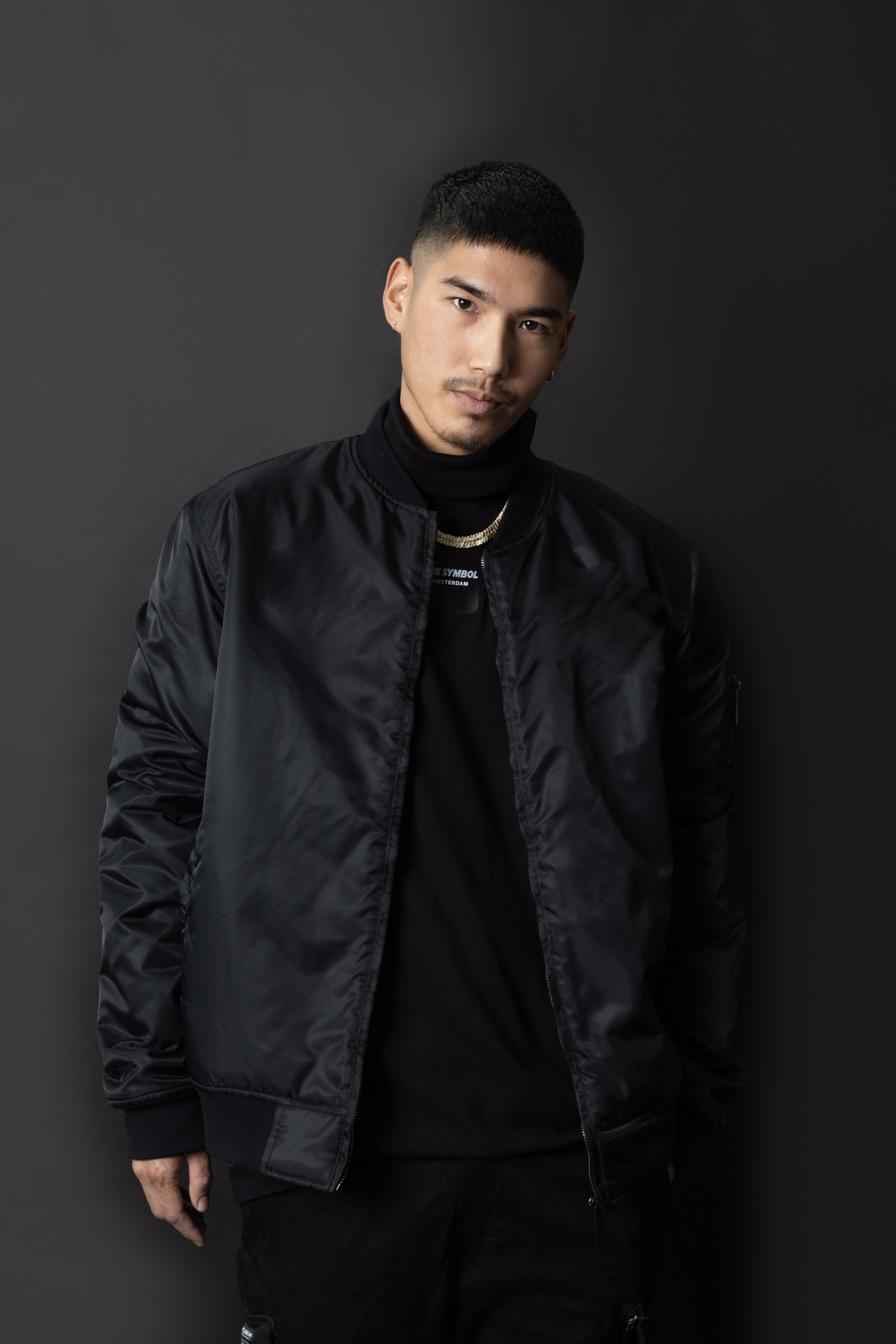 THE SYMBOL Outside Label Logo Turtleneck Black