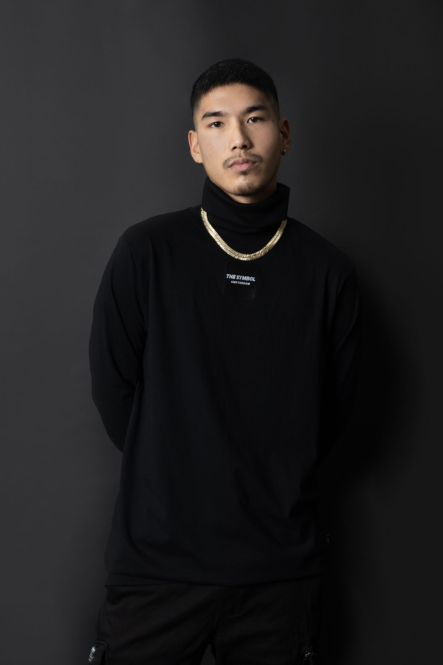 THE SYMBOL Outside Label Logo Turtleneck Black