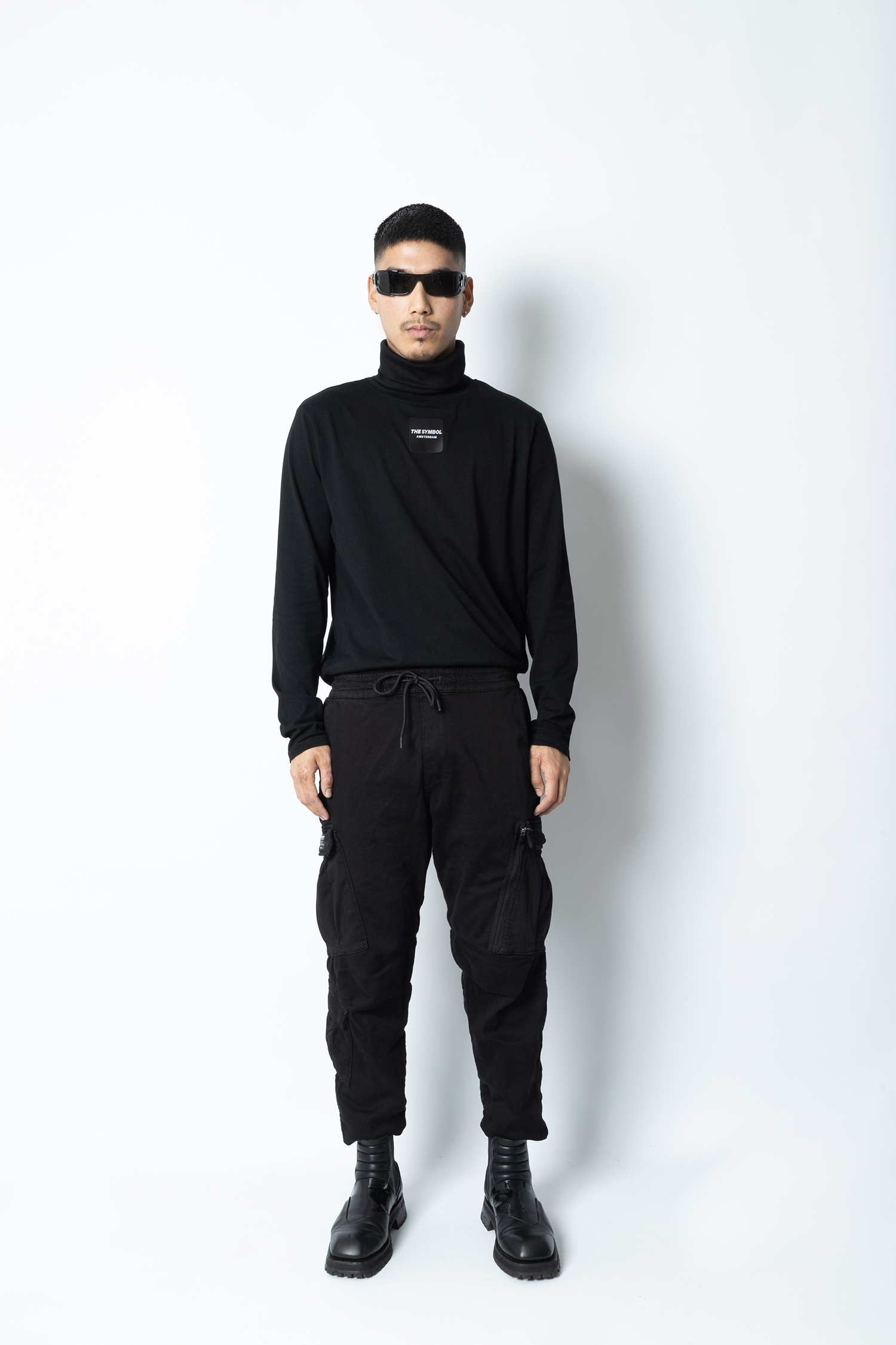 THE SYMBOL Outside Label Logo Turtleneck Black