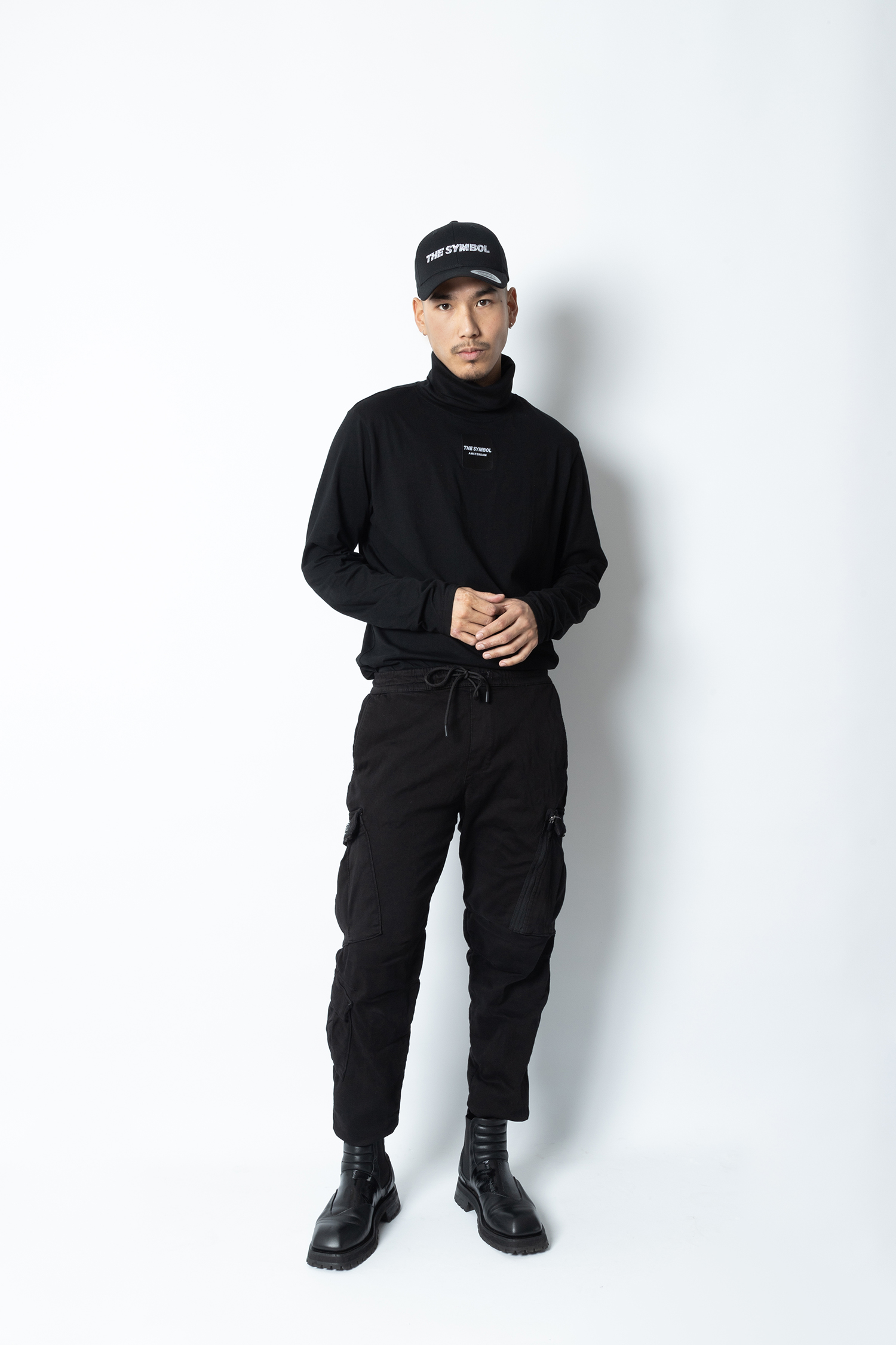THE SYMBOL Outside Label Logo Turtleneck Black