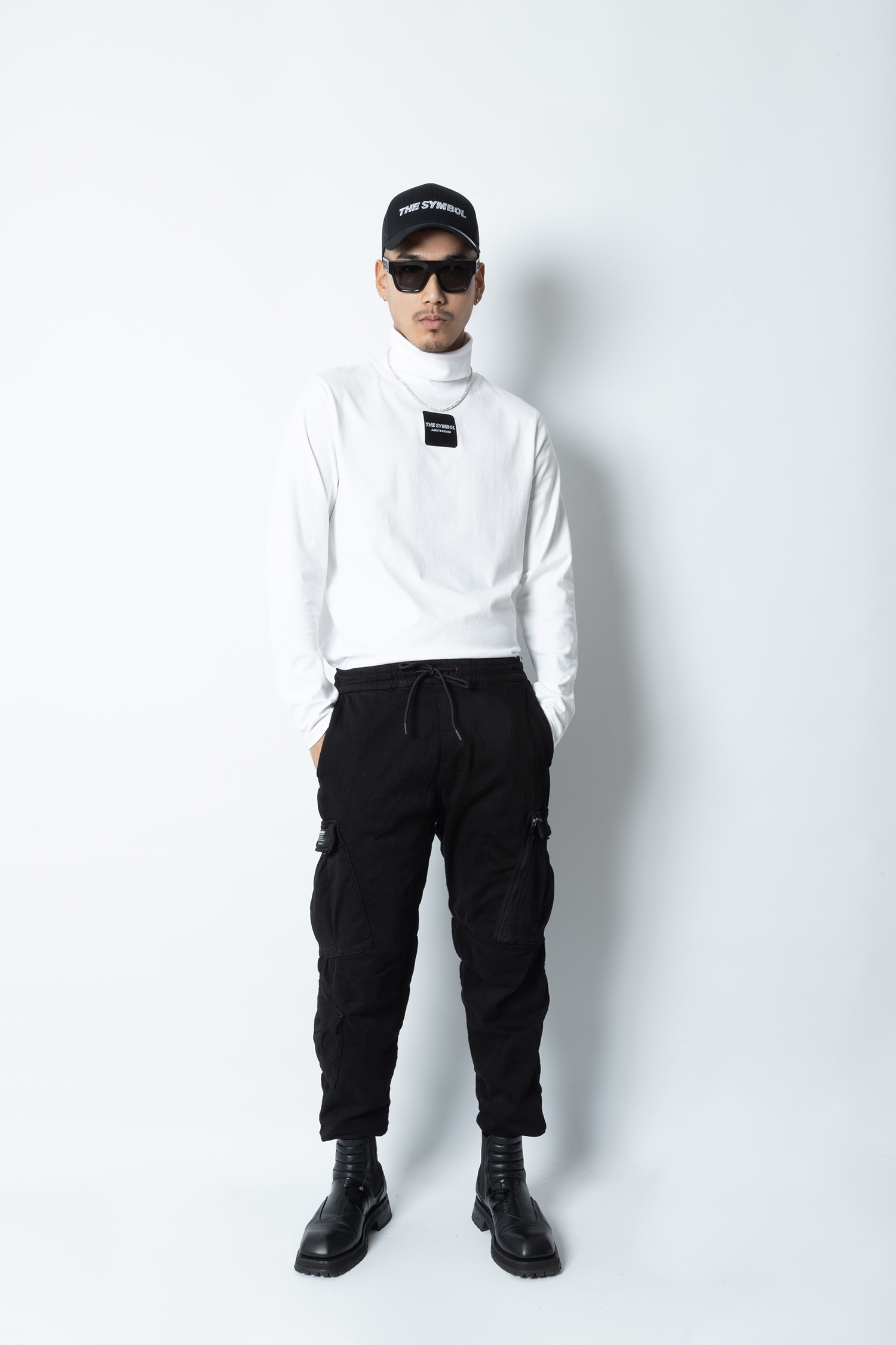 THE SYMBOL Outside Label Logo Turtleneck White