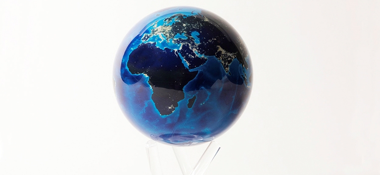 GLOBE AT NIGHT 1700x820 kopiëren.jpg